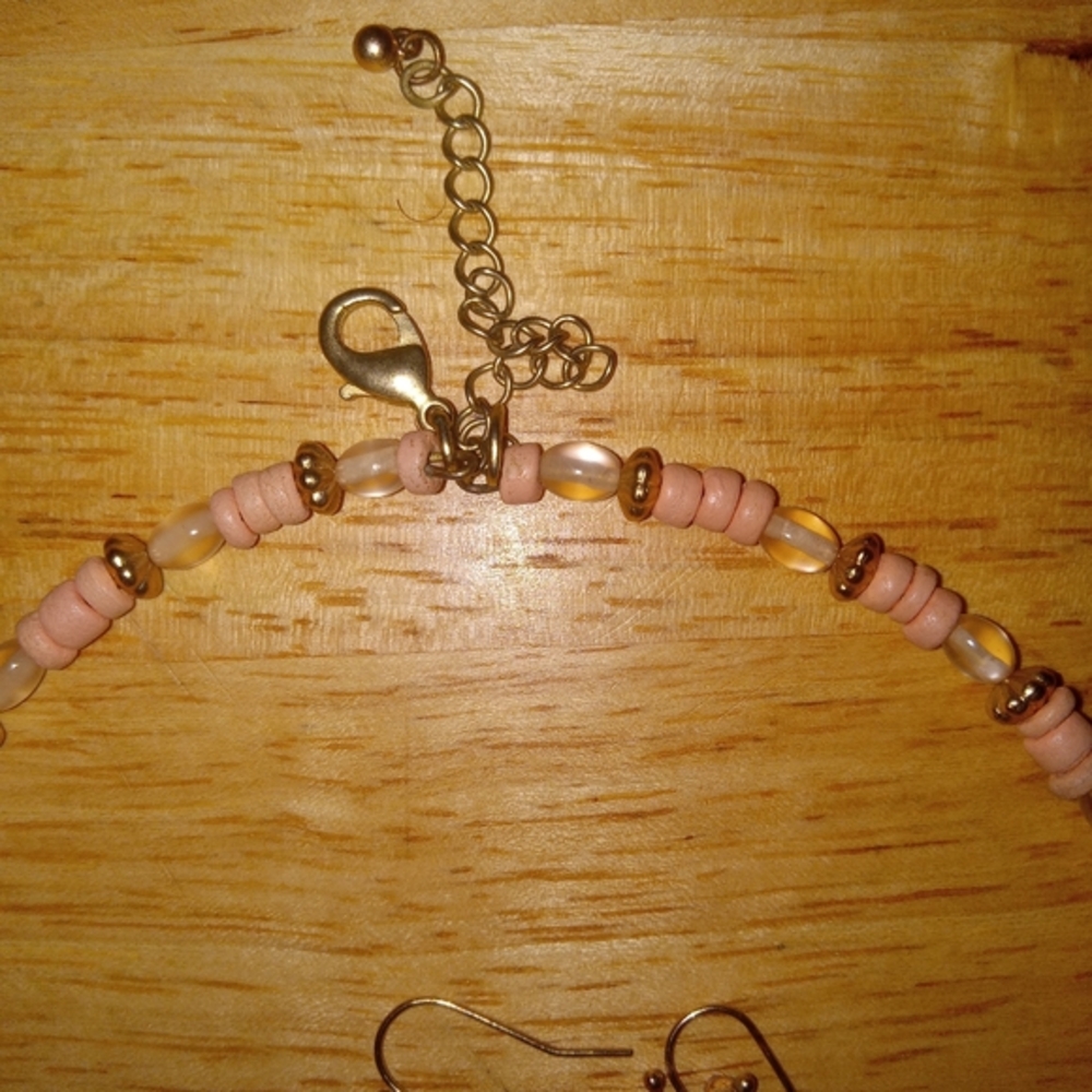 Beautiful necklace and earrings set, pink and peach color realistic faux stone - Picture 6 of 10